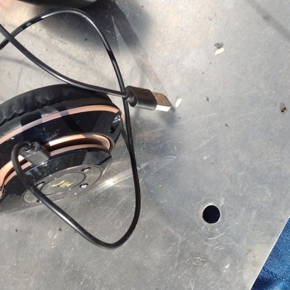 6s Black and Gold Wired Headphones NWOT - Picture 2 of 2